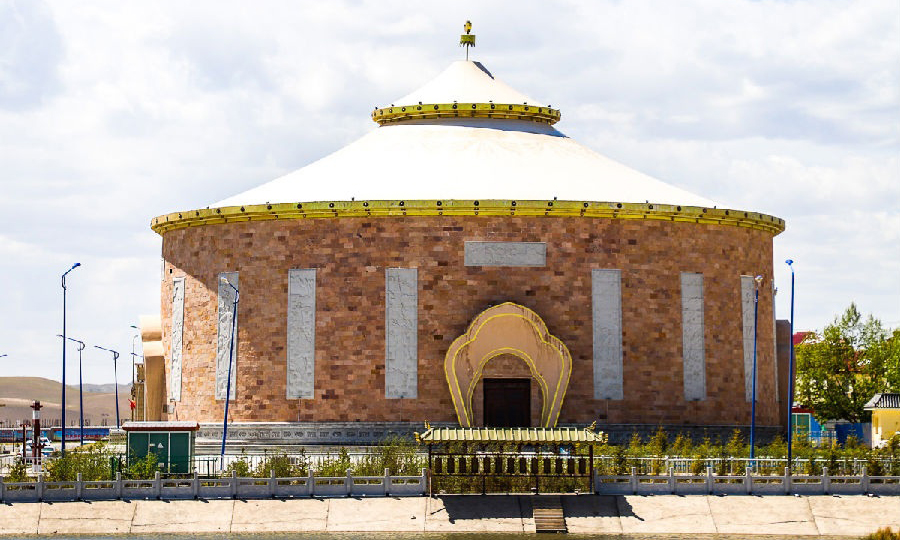 國家能源集團援建的剛察縣藏城演藝中心，建筑面積1256平方米，共設有420個座位。藏城演藝中心自2016年投入運營后，成為青海湖北岸的熱門旅游景點，同時也是全縣人民群眾舉辦春晚、拉伊大賽、紀念頒獎典禮等各類文藝演出、集體活動的主要場所。