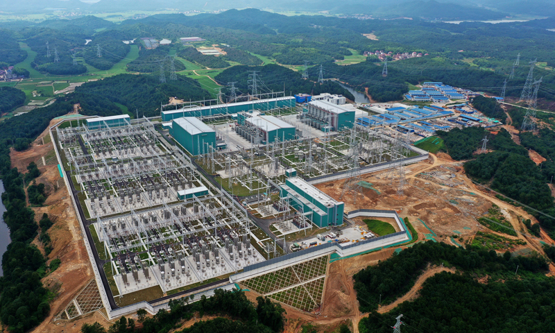 6月21日，四川雅中到江西鄱陽湖±800千伏特高壓直流輸電工程正式投運。該工程是國家電網服務“西電東送”能源戰略的重大項目，途經四川、云南、貴州、湖南、江西5省，全線總長約1696千米，設計年輸送電量360億千瓦時。圖為位于江西省撫州市東鄉區的鄱陽湖換流站。（新華社記者 萬象 攝）