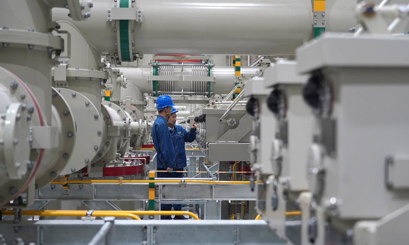 圖為6月18日，工作人員在江西鄱陽湖換流站巡視。（新華社記者 萬象 攝）