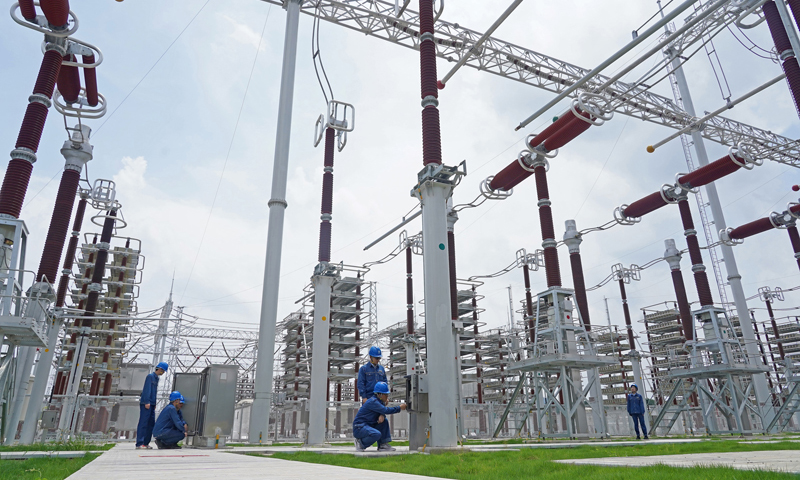 圖為6月18日，工作人員在江西鄱陽湖換流站巡視。（新華社記者 萬象 攝）