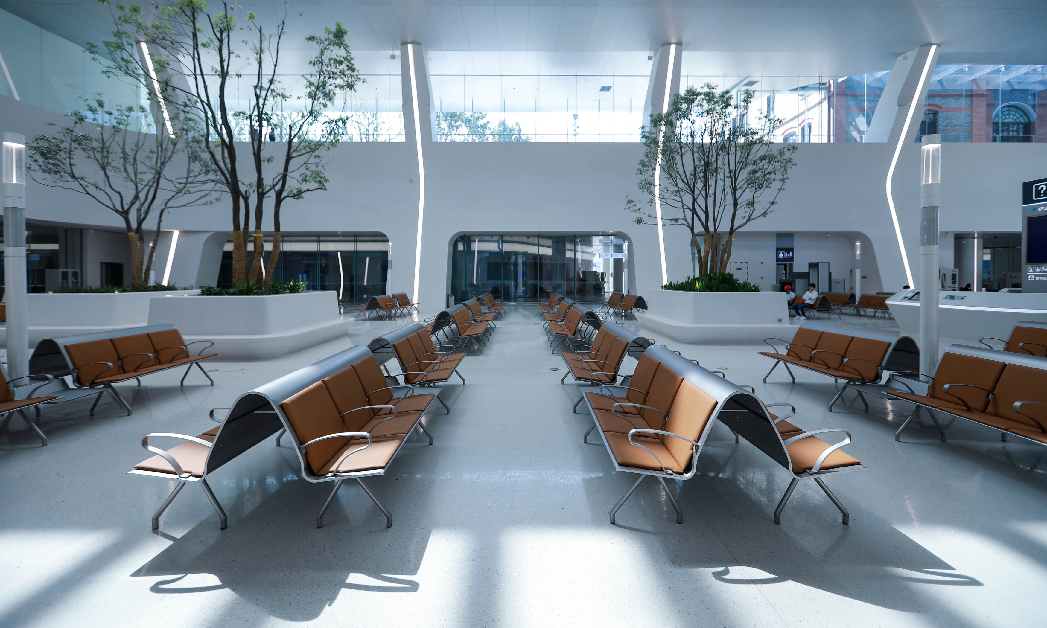 嘉興站按綠色建筑三星級要求進行設計，站房屋頂采用太陽能光伏板，作為綠色環保建筑概念的重要部分，太陽能屋頂能將太陽能轉化為直流電能并提供建筑物使用。同時，這座火車站還能自行收集雨水。雨水經沉淀凈化后可作為室內潔具沖洗水和室外綠植的灌溉。