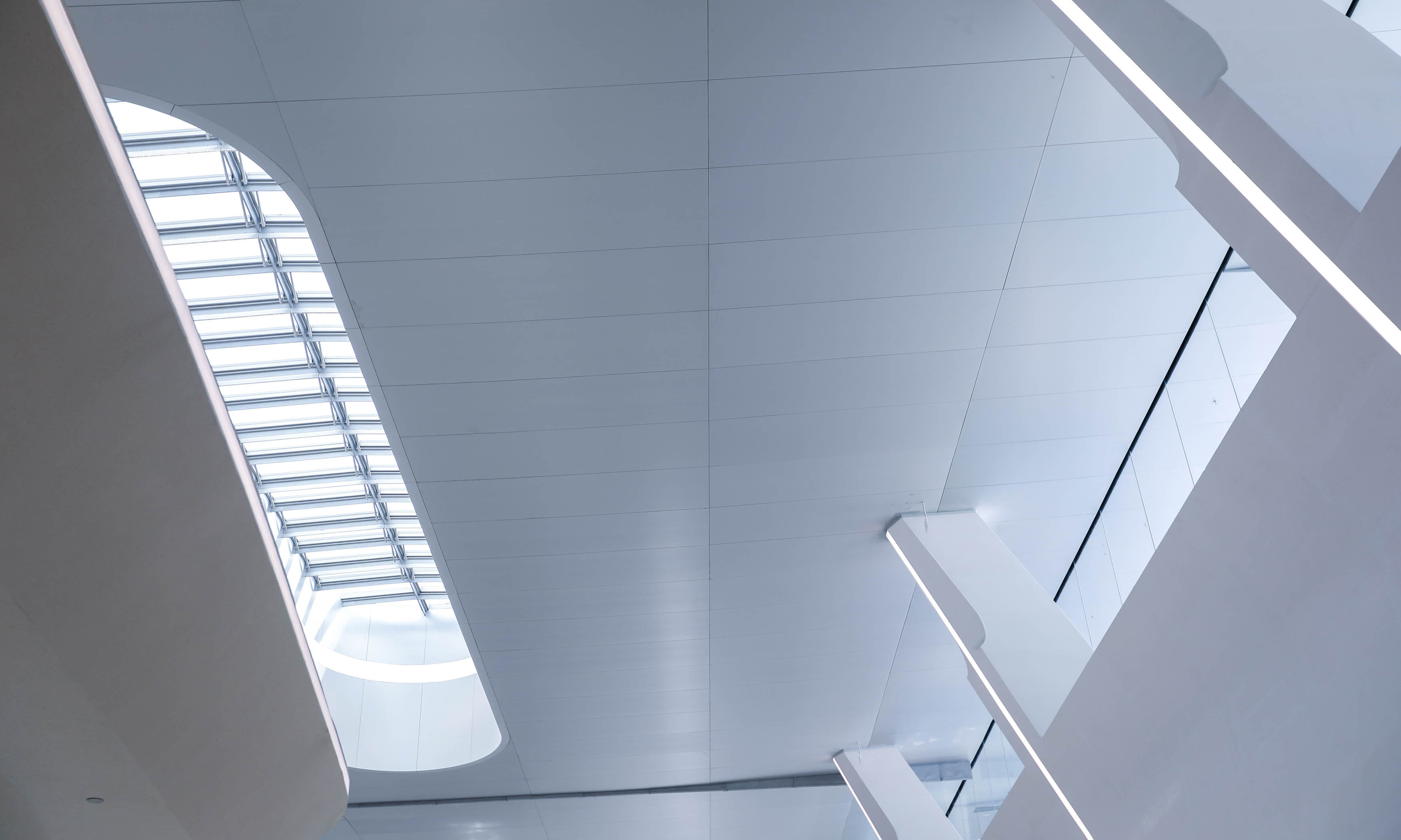 為了體現極簡風格，候車廳吊頂采用大尺寸陽極氧化鋁板作為基材。這還是一座吊頂上看不到燈的火車站。通過運用地面反射技術，整座火車站的光線更柔和。