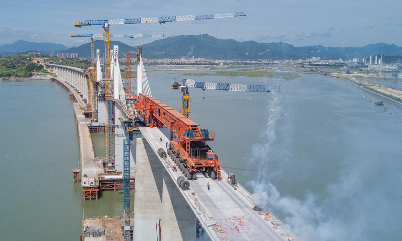 圖為7月11日，在新建福廈鐵路湄洲灣跨海大橋建設現場，“昆侖號”千噸級運架一體機完成架梁任務后的慶祝場面。（新華社記者 宋為偉 攝）