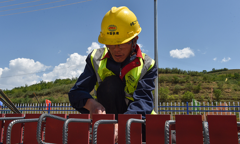 圖為建設工人在銀昆高速寧夏境內的LJ12-1標段施工作業。新華社記者 唐如峰 攝