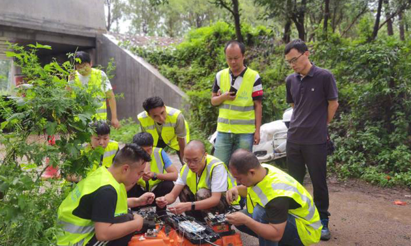 7月19日，鄭州、洛陽、平頂山等地突發暴雨，河南普遍進入強降雨模式。其中，鄭州市防汛應急響應于7月20日17時起，提升至 I 級。移動通信基礎設施面臨考驗，部分機房停電、基站退服、光纜損毀。雨情就是號角，汛情就是命令！中國移動河南公司第一時間成立應急指揮小組，調派人員和物資趕赴受災現場，全力搶通網絡通信“生命線”。截至7月20日16時，累計緊急發電搶通893個基站，搶通34處傳輸線路，累計出動車輛762輛次、人員1562人次、油機790臺次。