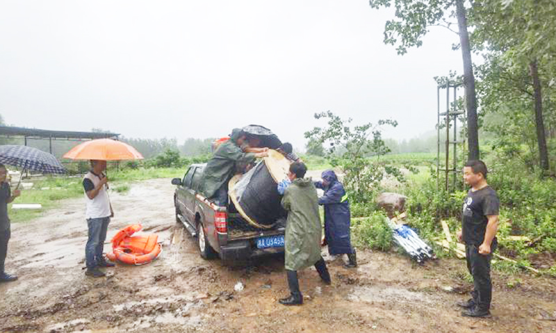 中國移動工作人員正全力搶通網絡通信“生命線”。