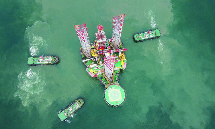 圖為煥然一新的“海洋石油924”鉆井平臺緩緩離開碼頭，奔赴下一個鉆探任務現場。