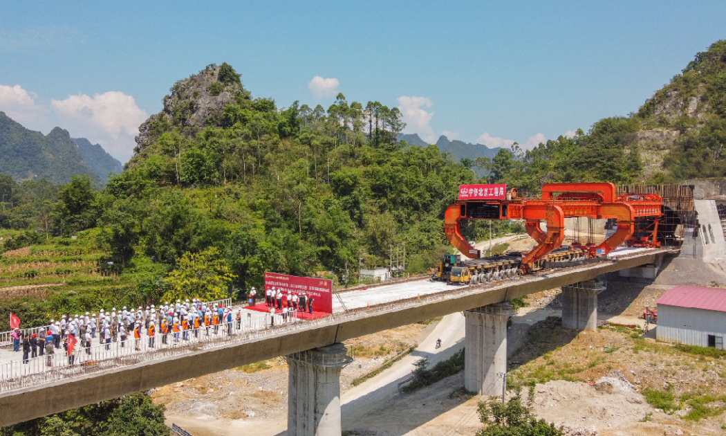 7月26日，一榀長32米、重900噸的箱梁穩穩落在貴南高鐵澄江雙線特大橋墩臺上，標志著這座全線長度最長、連續梁跨度最廣、拼裝梁體量最大的大橋施工取得重要進展。至此，中國中鐵北京工程局貴南高鐵項目都安制梁場612榀簡支梁架設施工圓滿完成，開始全面進入加速收尾階段，為后續無砟軌道道床施工奠定了基礎。