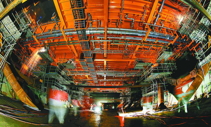 圖為夜間，“海洋石油228”船內燈火通明。