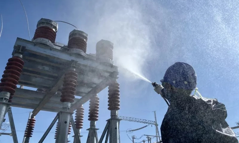 近期，受全國多地高溫天氣影響，國家電網經營區域內用電負荷持續攀升。8月3日,國家電網經營區域最大用電負荷達89708萬千瓦。西南電網和湖北、陜西、四川、重慶電網用電負荷創歷史新高,最大負荷分別達到7657萬千瓦、4343萬千瓦、3074萬千瓦、5192萬千瓦、2435萬千瓦。圖為國網湖北送變電公司員工在烈日下清洗變電站震蕩回路設備。