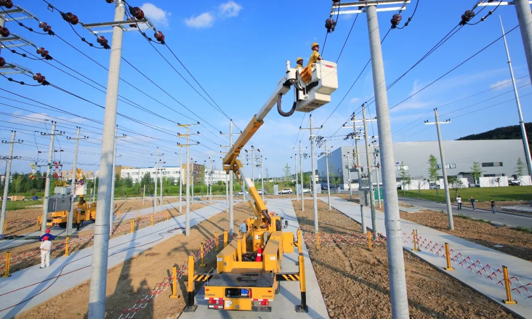 入夏以來，國網四川電力利用機器人巡檢、無人機巡檢、紅（紫）外成像等技術手段，對變電站、輸配電線路等設備進行全面檢查，縮短巡視周期，及時消除設備隱患。圖為國網成都供電公司帶電作業現場。