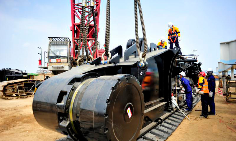 目前，該項目過半模塊進入總裝作業高峰。圖為大型履帶組裝中，作業人員正在實時觀察作業狀態，全保組裝精度。