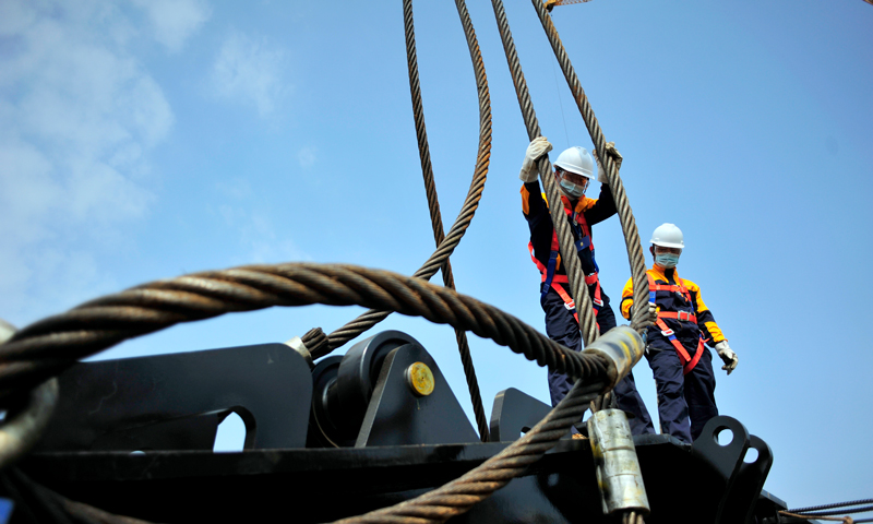 圖為組裝作業現場，施工人員正在進行掛扣作業。