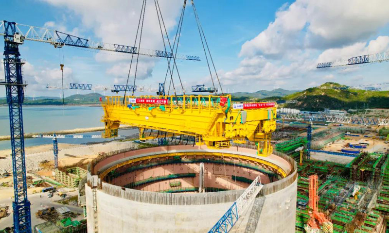 近日，華龍一號批量化工程——福建漳州核電1號機組環吊橋架整體吊裝就位，這是華龍一號核電機組首次實現環吊整體吊裝“零的突破”，為該機組主設備施工提前釋放了工作面，為后續主設備引入及內穹頂吊裝打下堅實基礎。