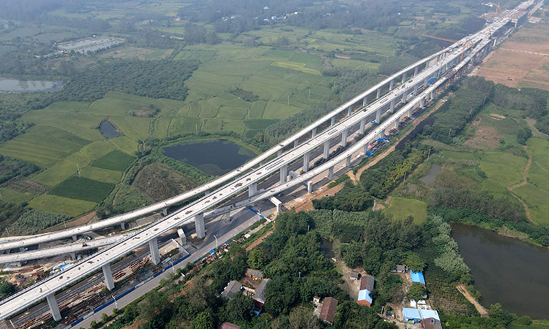 8月30日，由中國中鐵總承包部承建的滁寧城際鐵路一期工程全線最后一孔現澆梁澆筑完成，為后續鋪軌等工程施工奠定基礎。滁寧城際鐵路西起安徽滁州站，止于正在規劃建設中的南京北站，全長約54.4公里。圖為8月30日拍攝的施工中的滁寧城際鐵路一期工程。（新華社記者 劉軍喜 攝）