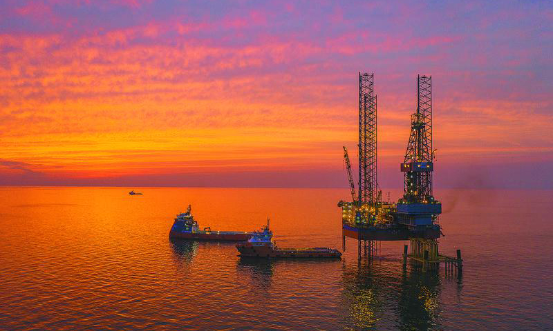 圖為“挑戰者”鉆井平臺在“新優快”試點項目現場進行最后一批井作業。