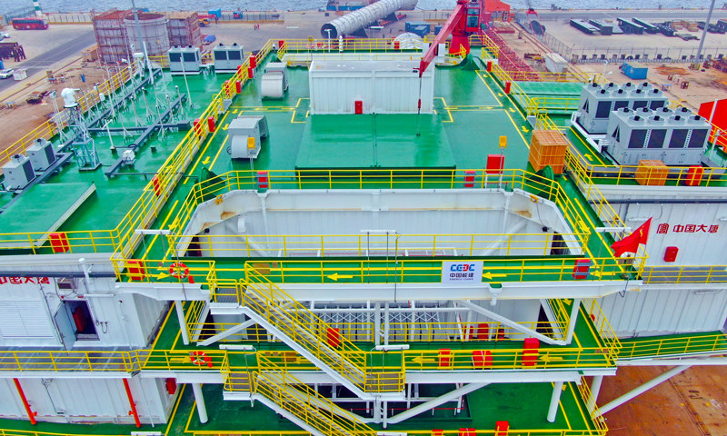 此次升壓站上部結構裝船以滾裝的方式，頂托在運輸托架上進行綁扎固定，將從天津重裝碼頭發運，進行約2400公里（1300海里）的海上運輸后抵達風場海域。