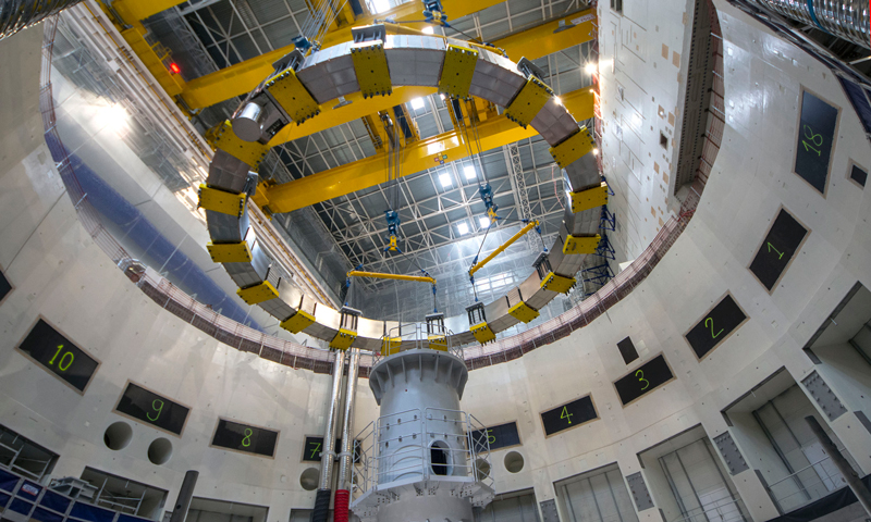 由中核集團中國核電工程有限公司牽頭，攜手中國核工業二三建設有限公司、核工業西南物理研究院、中科院等離子體物理研究所、法國法馬通公司參與組成的TAC1中法聯合體團隊通力協作，多次開展三維模擬演練，在9月13日試吊成功，并在9月16日PF5正式吊裝一次落位成功。