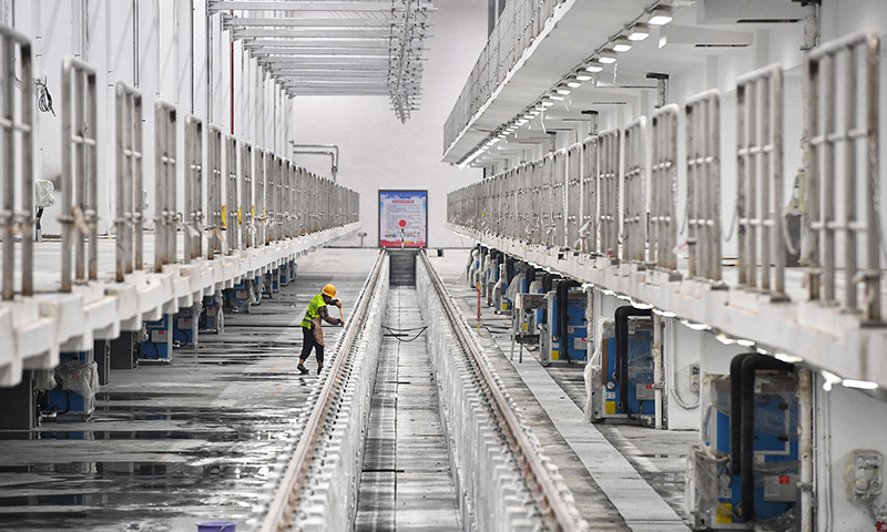 圖為施工人員在深圳地鐵14號線昂鵝車輛段車輛檢修平臺做清潔。（新華社記者 劉大偉 攝）