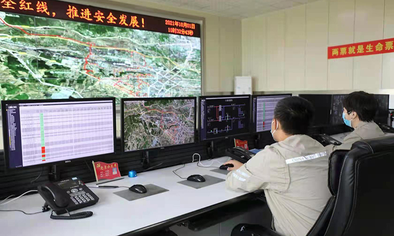 圖為雞西龍唐供熱公司員工認真監盤，通過大屏時時關注熱網狀態。