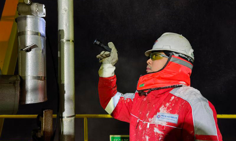 圖為平臺員工加強巡檢。