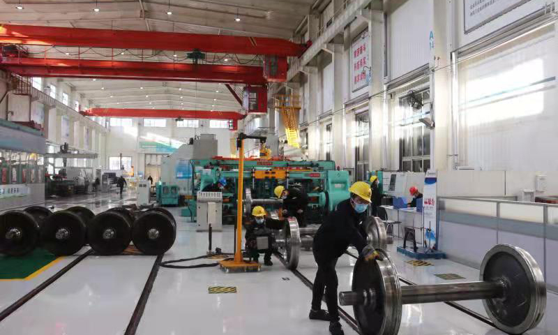 國家能源集團鐵路裝備陜西分公司精準施修保質提產，現全年已完成修竣輪軸38071條，為保供“硬指標”把薪助火。