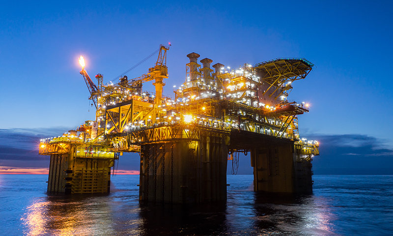 “深海一號”大氣田是我國迄今為止自主發現的平均水深最深、勘探開發難度最大的海上超深水氣田。圖為“深海一號”大氣田現場作業團隊采用專人晝夜守護的模式開展生產。