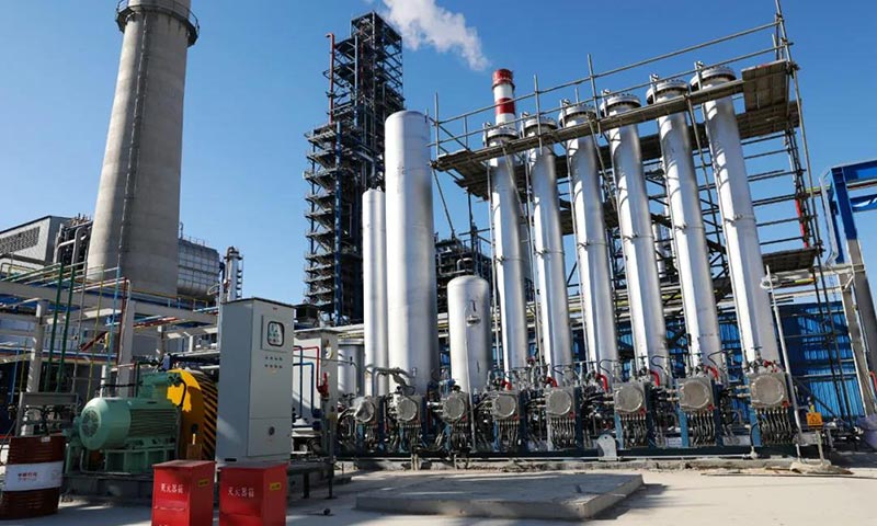 12月6日，由中國石油華北石化生產的高純氫從廠區出發，將被運送至中國石油金龍綜合能源服務站，為“相約北京”測試賽提供清潔能源。為增強冬奧期間氫能供應保障，中國石油在華北石化新建副產氫提純項目，僅用兩個月時間就建成投用了500標準立方米/小時副產氫提純裝置，產出氫氣純度達到99.999%以上。圖為500標方/小時副產氫提純裝置。