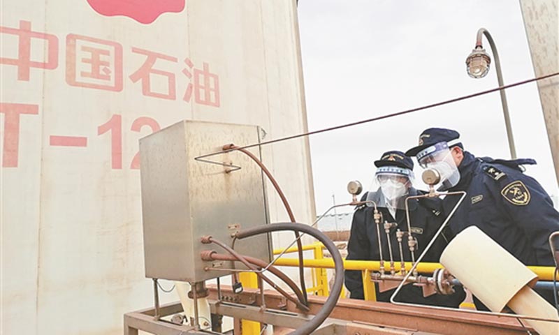 落子于細，保冬供安全穩定。在冬供開始前，天然氣銷售分公司全面摸底現有1668戶城燃客戶，系統分析每家城燃客戶全年及12月、1月兩個用氣高峰月的下游用氣結構，暢通溝通銜接，隨時對接需求。提前摸底調查，精準嚴謹分析，編制完善了分情形、分時間的非居民用戶清單，制定了分區域、分管道、細化到用戶的分級減限方案。圖為在唐山LNG接收站，曹妃甸海關人員正在檢查儀表數據。