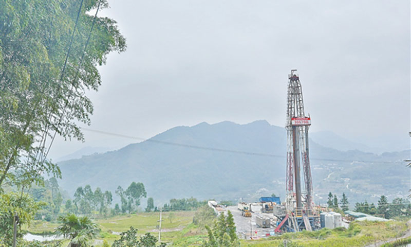 這里是大慶油田“未來實現穩油增氣的重要戰場”，大慶油田第一個上下游一體化風險合作項目——海壩區塊鉆前工程、鉆井、壓裂、固井等18個方面的工作進行得如火如荼，成為大慶油田高質量市場開發的“重要戰場”。闖川渝，爭大氣。承擔川渝地區流轉區塊開發重任的大慶油田重慶分公司，弘揚大慶精神、鐵人精神，挑起川渝地區“大戰略、大場面”的重任，以“兩新兩高”為目標，圍繞增儲上產“大干快上”，為“十四五”末川渝地區天然氣產量上產35億立方米蓄能積勢。圖為矗立在懸崖邊上的102H16井。