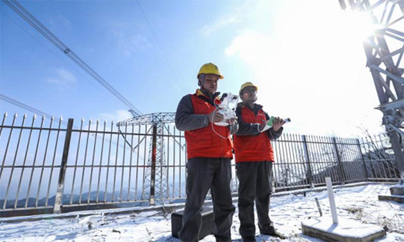 圖為國網重慶檢修公司員工觀測線路覆冰情況。