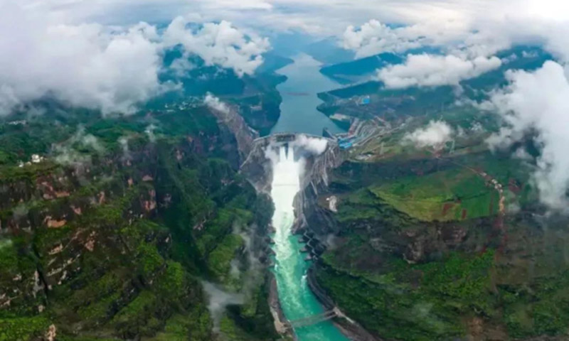 目前，白鶴灘水電站已投產6臺機組，關鍵運行指標平穩。預計2022年7月前，白鶴灘水電站將實現全部機組投產發電。投產發電后，電站年均發電量約624億千瓦時，每年可節約標準煤1968萬噸，減排二氧化碳5160萬噸，為我國按期實現“雙碳”目標發揮重要作用，是三峽工程之后中國水電的新“國家名片”。