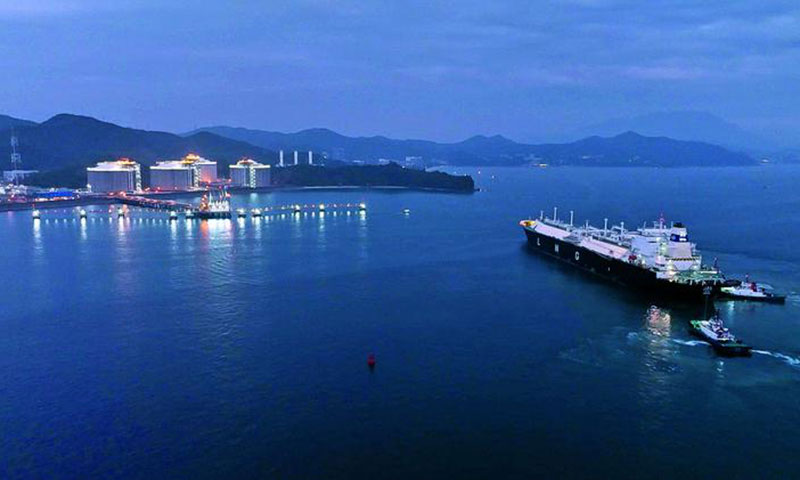 圖為我國自主建造的首艘LNG船舶“大鵬號”迎著晚霞緩緩駛向大鵬LNG接收站碼頭，拉開首次夜間靠泊作業序幕。