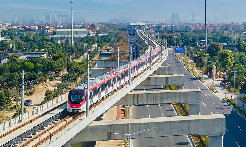 此外，佛山地鐵2號線還積極探索TOD城市綜合開發模式，通過一二級聯動開發，打造佛山市首個TOD項目（湖涌TOD項目）以及最大TOD項目（林岳TOD綜合開發項目），并建成了未來佛山7條地鐵線的軌道中樞大腦——灣華地鐵控制中心。佛山地鐵2號線一期工程的開通運營，將極大改善佛山交通出行環境，拓展城市發展空間，促進廣佛全域同城化，助力佛山全方位融入粵港澳大灣區建設，并為共建共享“軌道上的大灣區”注入新活力。