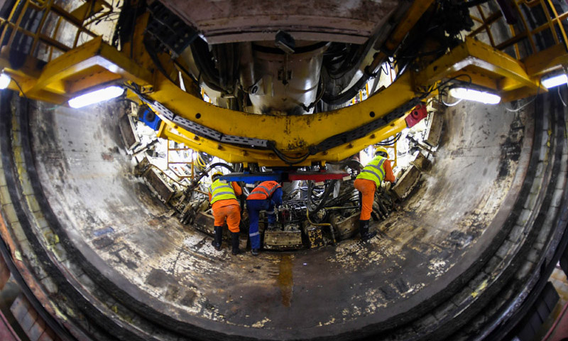 由中鐵十一局承建的廣州地鐵10號線東湖站、濱江東路站區間盾構穿江隧道施工準備就緒，地下50米的盾構機蓄勢待發。圖為施工人員在廣州地鐵10號線東湖站盾構井檢查調試盾構機。（新華社記者 劉大偉 攝）