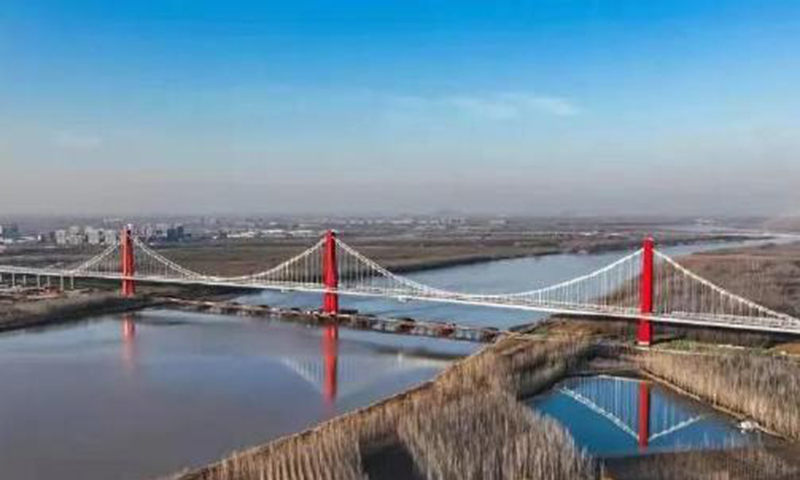 隨著第一組車隊平穩通過收費站，由中國中鐵工業參建的世界最大跨度、最大寬度的三塔自錨式懸索橋——濟南黃河鳳凰大橋正式建成通車。