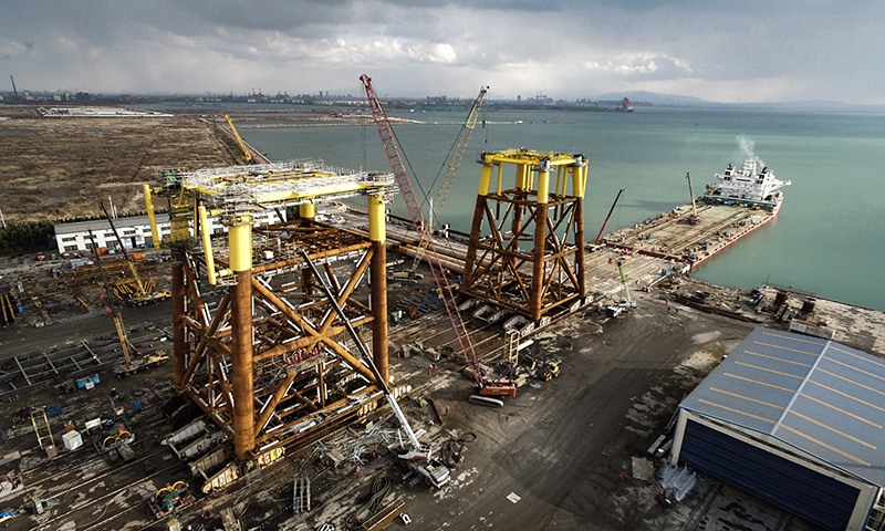 旅大5-2北油田I期開發項目由一座四腿井口平臺(WHPA)和一座四腿生產輔助平臺（PAP）組成。旅大5-2北油田原油粘度高，屬于油田開發中難度最高的特超稠油。圖為PAP WHPA導管架陸地完工裝船。