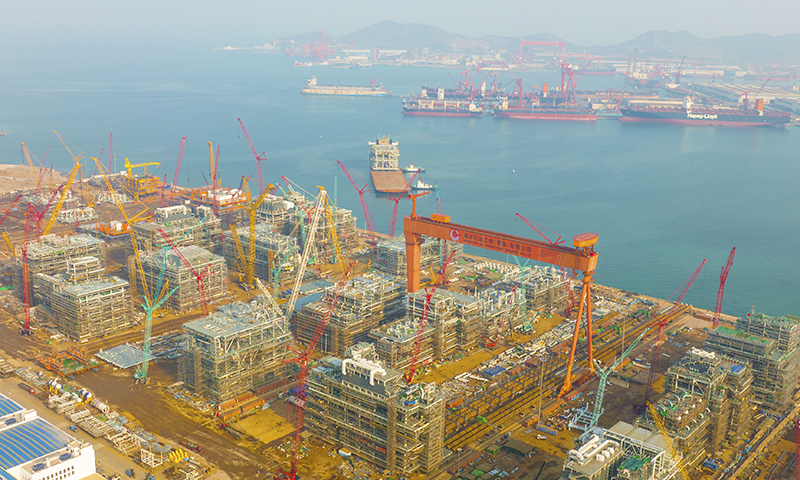 據加拿大LNG項目經理莊宏昌介紹，本次裝船的模塊由三層主甲板組成，高度超過13層樓，重量相當于近4000輛小汽車，對裝船技術方案設計、SPMT（自行模塊化運輸車）操作及指揮能力均提出很高要求。圖為海油工程加拿大LNG項目首個核心工藝模塊緩緩駛離青島場地碼頭。