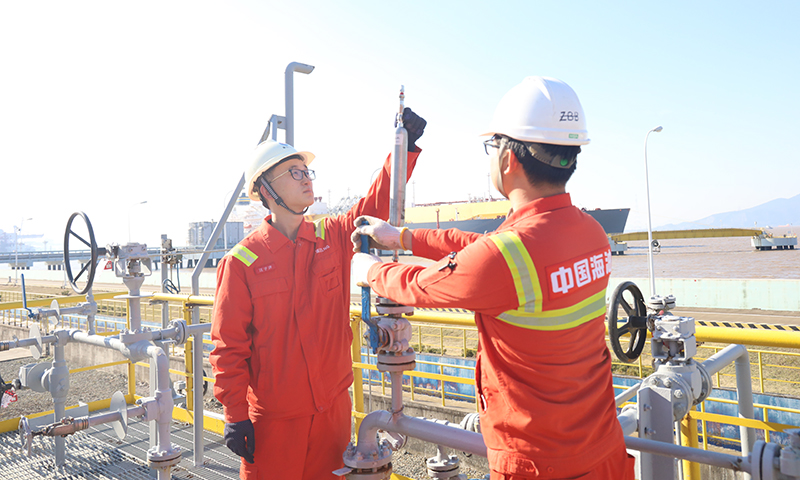 近日獲悉，中國海油氣電集團浙江LNG接收站氣態外輸量累計突破2000萬噸。圖為在LNG船接卸之后，生產人員對設備進行取樣分析。