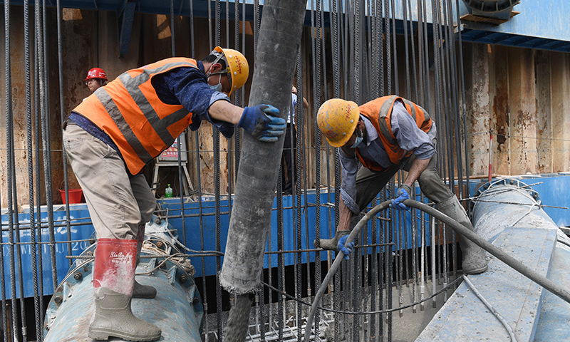 近日廣西氣溫回升，各地建設者加快推進高速公路項目建設，為早日實現“縣縣通高速”目標努力。圖為在廣西上林至橫州高速公路西津郁江特大橋建設現場，中鐵四局工人在進行水中承臺的澆筑施工作業。（新華社記者 陸波岸 攝）