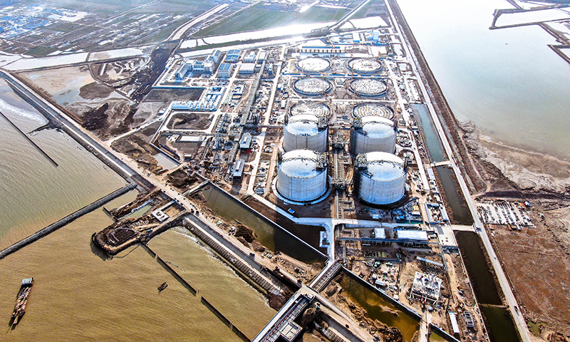 近日，由我國自主設計建造的4座22萬方LNG儲罐施工完成。圖為航拍建設中的中國海油鹽城“綠能港”項目。