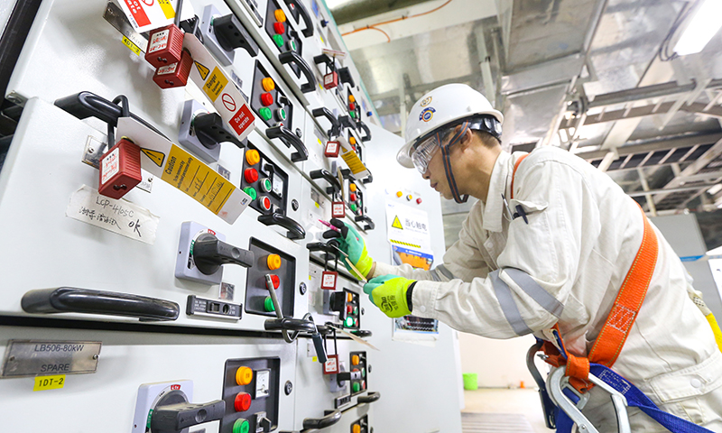 陸豐15-1平臺是陸豐油田群區域開發項目的重要單體項目之一，分為東組塊和西組塊兩部分建造。圖為電器工程師調試配電基盤。