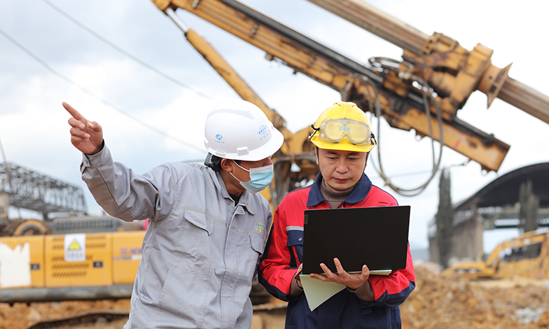 年產20萬噸雙氧水項目罐區土建完成90%，管橋土建完成80%，預計4月30日將完成主裝置土建封頂。圖為云天化年產20萬噸雙氧水項目建設現場的工程人員。