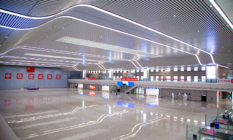 廬山站候車大廳吊頂曲線源自廬山獨有的云海奇觀，抽象出舒展飄逸的流線，使整個候車大廳吊頂在水的靈動基礎上完美融入云的飄逸，并且大廳內寓意九江九水之韻的9個天窗別具特色，分別與九江的贛江水、鄱水、余水、修水、淦水、盱水、蜀水、南水、彭水共“九水”相呼應。圖為候車大廳全景。