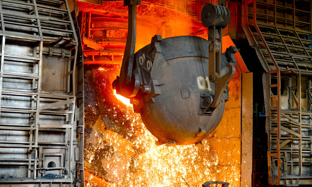 今年以來，昆鋼安寧基地煉鋼廠奮力突破生產組織、信息傳遞、開澆溫度等限制瓶頸，強化爐機銜接管控，保障穩產順產。4月下旬，昆鋼安寧基地煉鋼廠單日鋼產量首次突破1.627萬噸，實現成本消減49元/噸，優于壓降目標45元/噸。圖為基地煉鋼廠轉爐冶煉。