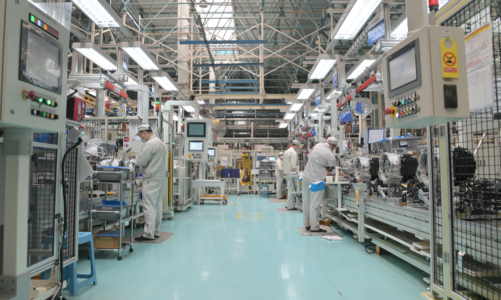 東安動力工作人員在自動變速器生產線上加班加點，爭取早日完成工作任務。