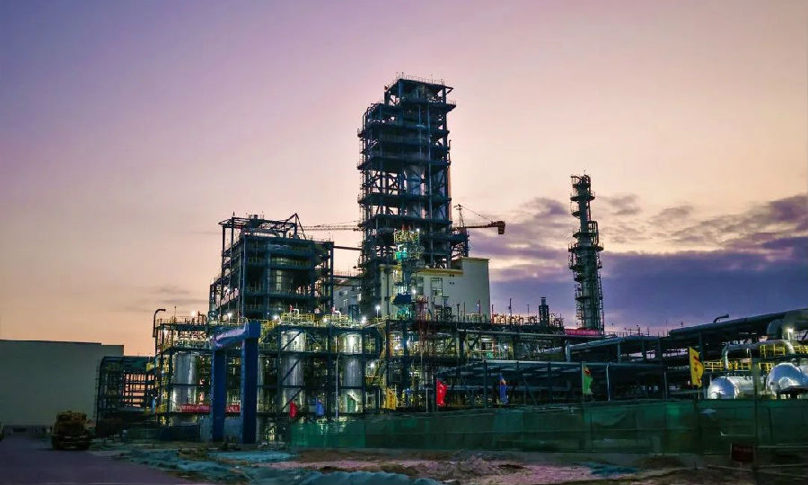 5月4日，聚丙烯機柜間一次受電成功。40區（抽提蒸餾和重整油分離構架區）開始單機試車。圖為聚丙烯裝置挑燈夜戰。馬斌珂 攝