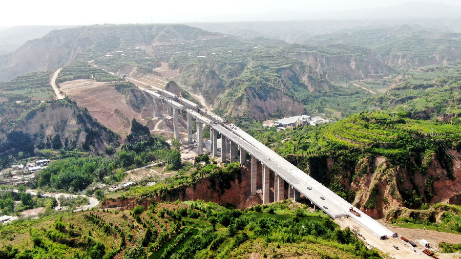 中鐵十七局集團施工團隊在連續梁施工中，強化安全質量管控，在混凝土澆筑、張拉壓漿、掛籃走行等關鍵工序重點盯控，加強線性監控量測，合理配重加載，保證梁體懸臂平衡施工，最終實現盤南澗特大橋大跨連續梁順利合龍。