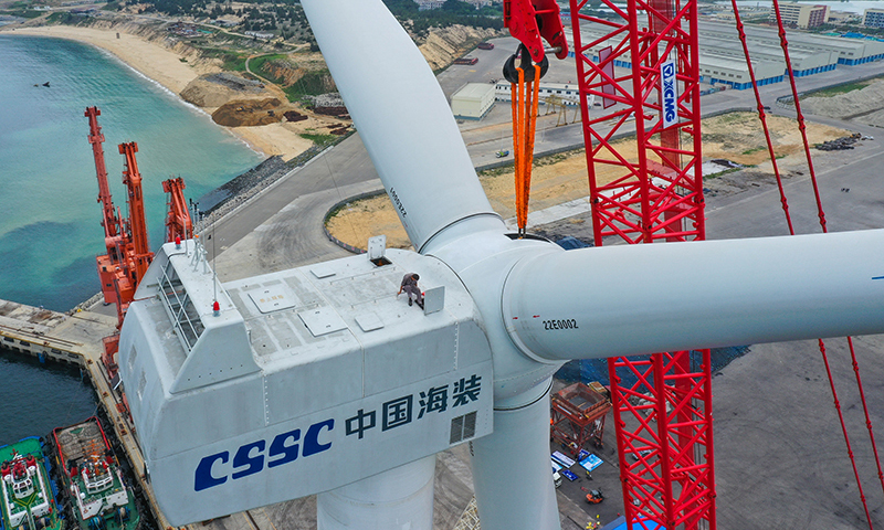 5月27日，工程人員登上完成總裝的國內首臺深遠海浮式風電裝備“扶搖號”發電機組頂部，準備進行解除吊纜作業。新華社記者 劉大偉 攝