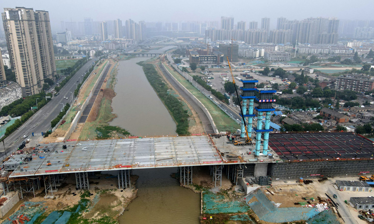 6月3日，施工人員在中鐵四局引江濟淮工程江淮溝通段青龍橋項目現場作業。新華社記者 劉軍喜 攝